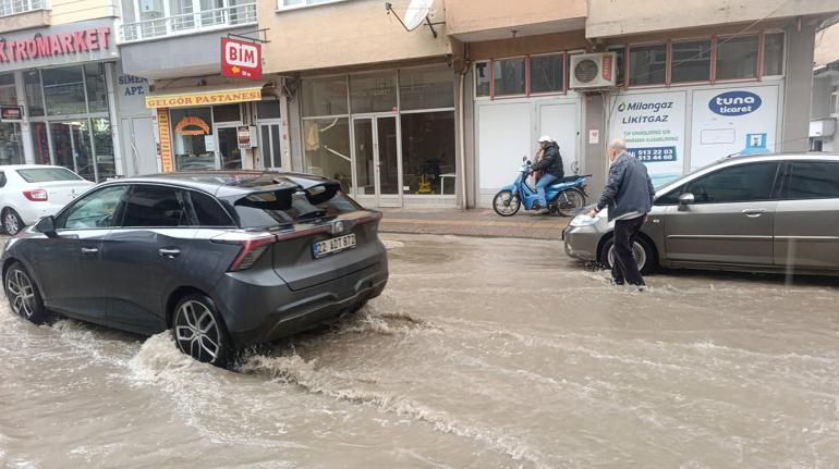 Uzunköprü’de sağanak; yollar göle döndü