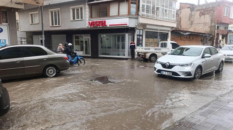 Uzunköprü’de sağanak; yollar göle döndü