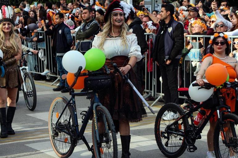 Uluslararası Adana Portakal Çiçeği Karnavalının korteji, renkli görüntülere sahne oldu