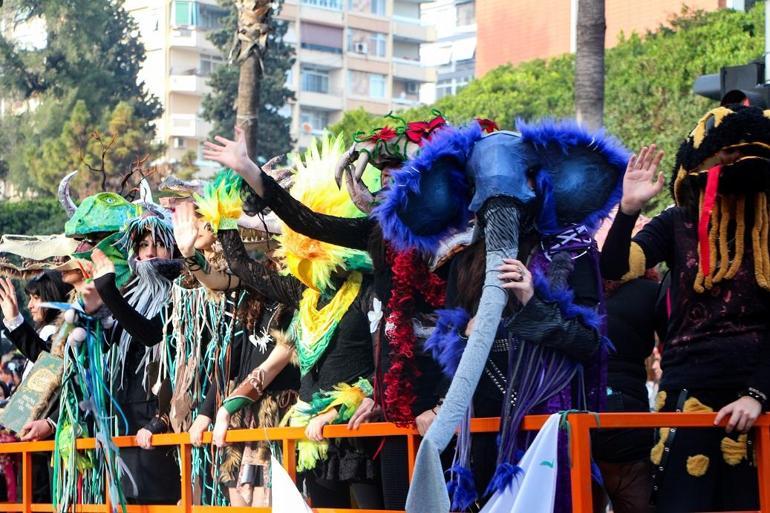 Uluslararası Adana Portakal Çiçeği Karnavalının korteji, renkli görüntülere sahne oldu