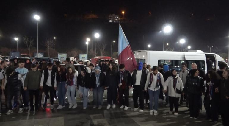 Trabzonsporlu taraftarlar Galatasaray galibiyetini kutladı