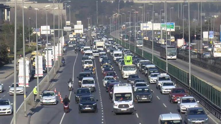 İstanbulda haftanın ilk iş gününde trafik yoğunluğu