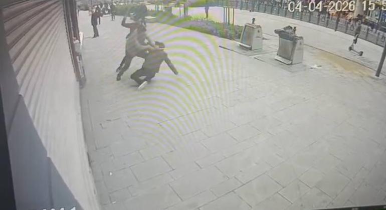 Fatihte iki kardeşin abisine sopalı saldırısı kamerada