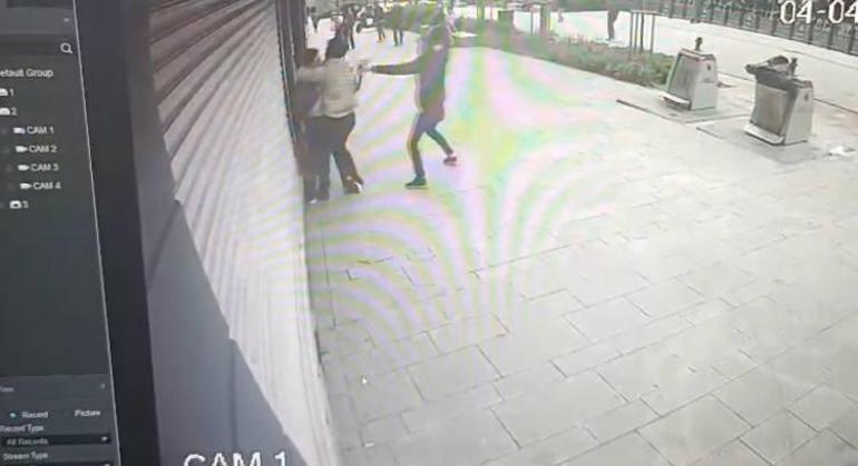 Fatihte iki kardeşin abisine sopalı saldırısı kamerada