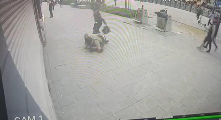 Fatihte iki kardeşin abisine sopalı saldırısı kamerada