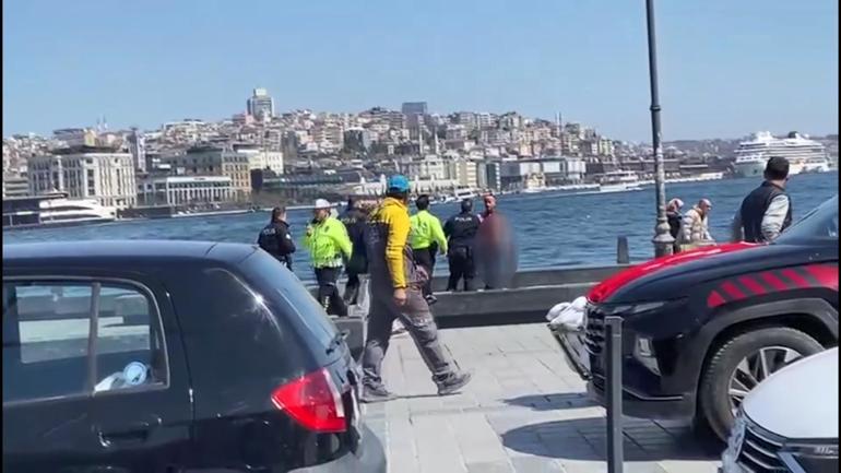 Fatih’te büfeden aldığı döner bıçağıyla kendisini yaraladı