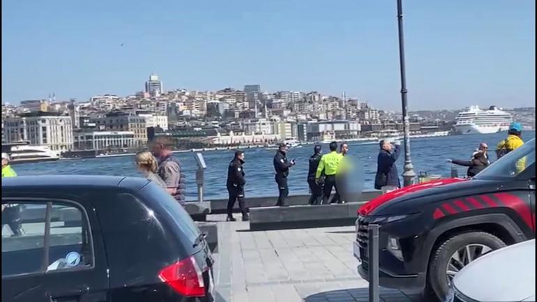 Fatih’te büfeden aldığı döner bıçağıyla kendisini yaraladı