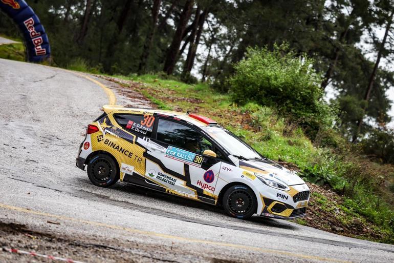 Türkiyenin ilk engelli kadın ralli pilotu Kübra Denizci Keskinden çifte derece