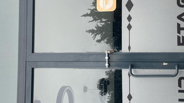 160 kişiyi dolandırıp kaçan galericiyle bağlantılı gözaltına alınan 4 kişiden 1’i tutuklandı