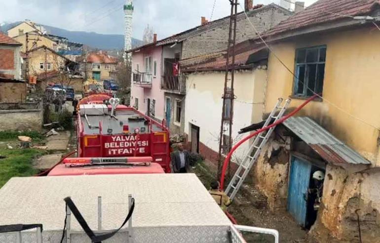 2 evi ateşe verdi, gelen jandarma ekiplerine saatlerce direndi