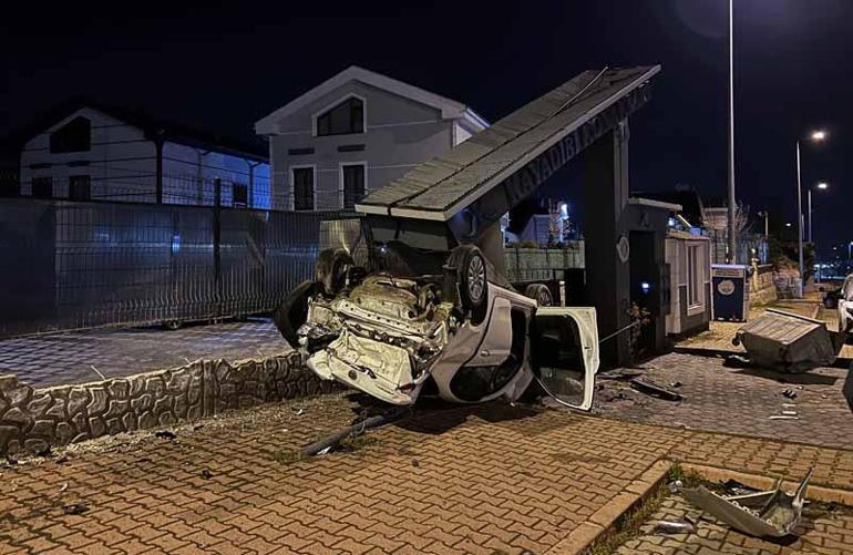 Takla atan otomobil, sitenin girişindeki beton bloğa çarptı: 1 yaralı