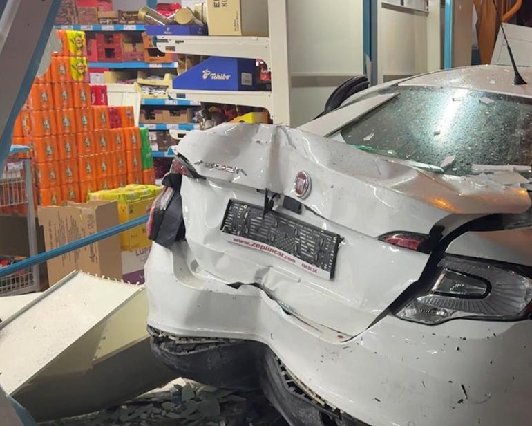 Otomobilin araçlara çarpıp, markete girdiği kaza kamerada