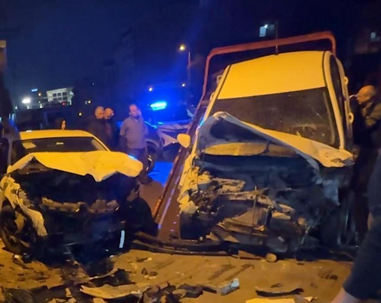 Otomobilin araçlara çarpıp, markete girdiği kaza kamerada