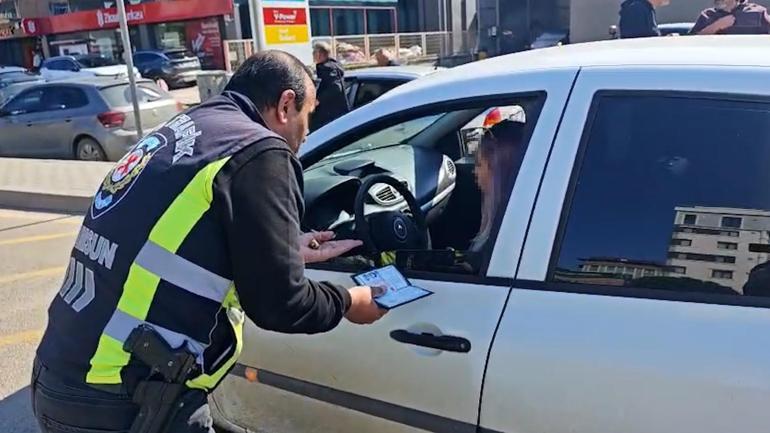 Ceza kesilen korsan taksici, taşıdığı yolcuları suçladı