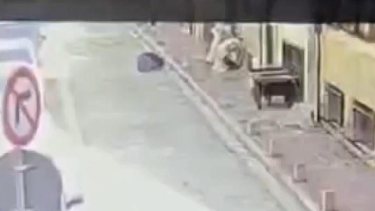 Fatihte yangın çıkan binanın 3. katından atlayan kişi ağır yaralandı