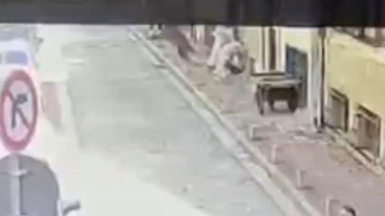 Fatihte yangın çıkan binanın 3. katından atlayan kişi ağır yaralandı