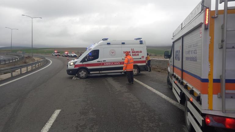 Aksarayda tur otobüsü devrildi: 20 yaralı