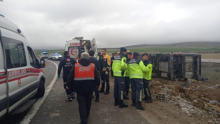 Aksarayda tur otobüsü devrildi: 20 yaralı