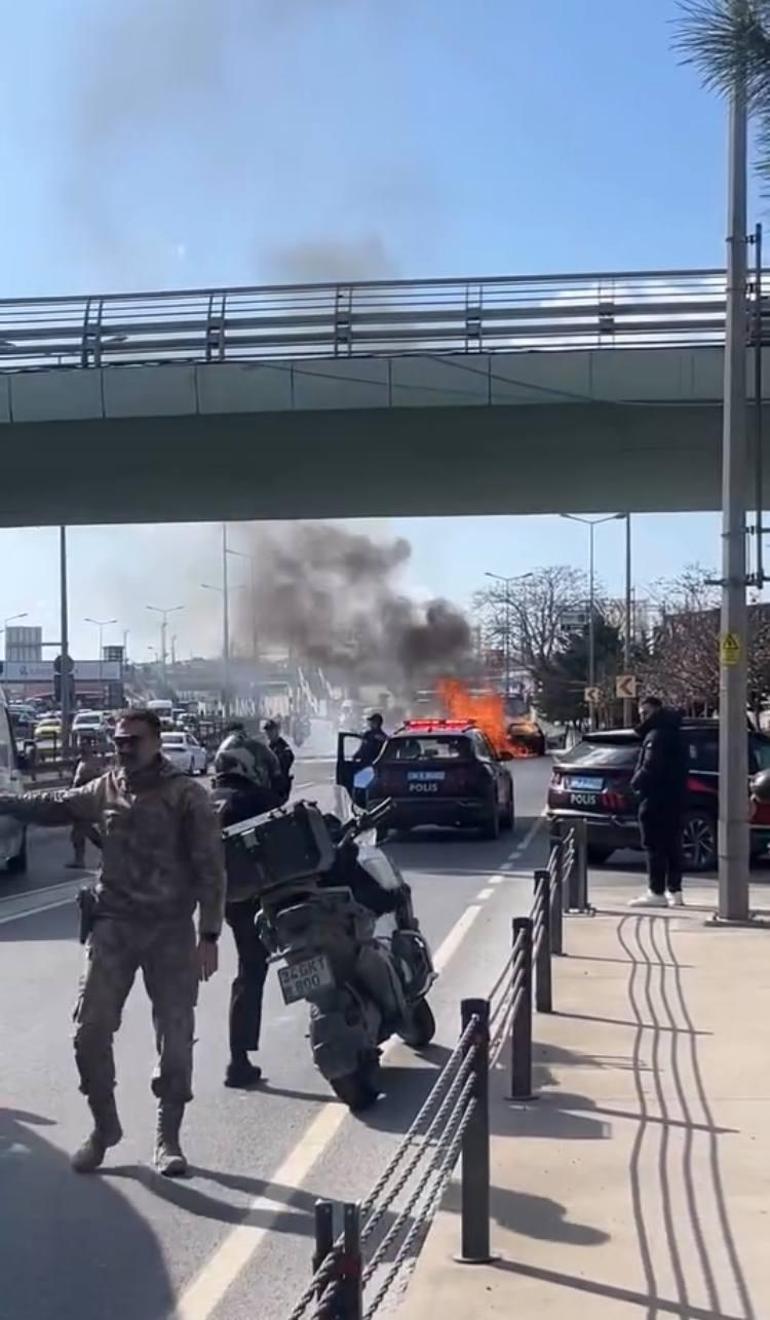 Zeytinburnunda otomobil alev alev yandı; özel harekat polisleri yolu kapattı