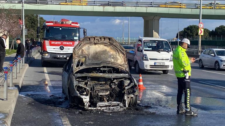 Zeytinburnunda otomobil alev alev yandı; özel harekat polisleri yolu kapattı