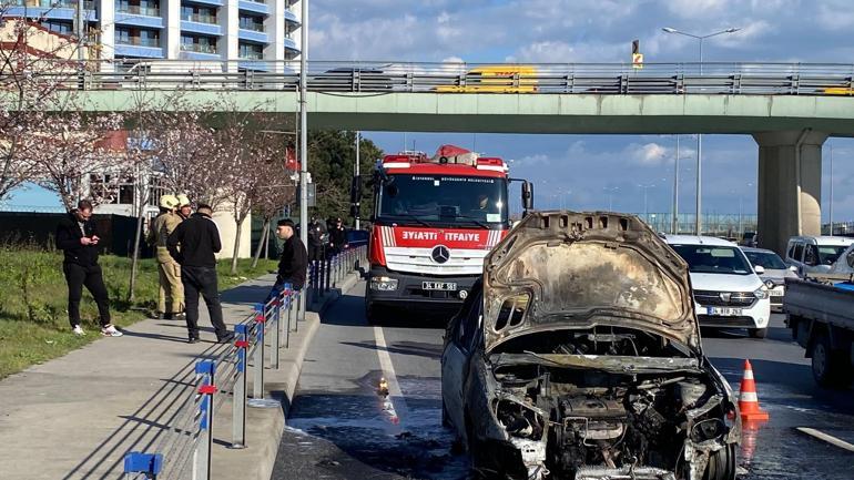 Zeytinburnunda otomobil alev alev yandı; özel harekat polisleri yolu kapattı