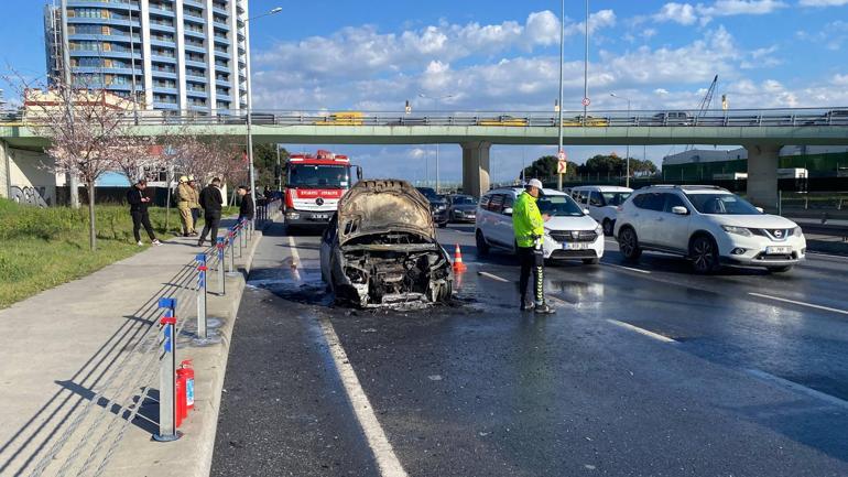 Zeytinburnunda otomobil alev alev yandı; özel harekat polisleri yolu kapattı