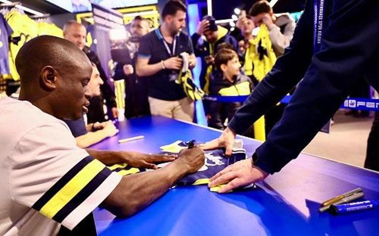 Fenerbahçeli NGolo Kante ve Levent Mercan imza gününde taraftarlarla buluştu