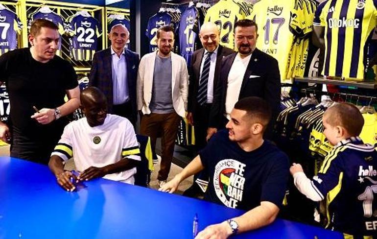 Fenerbahçeli NGolo Kante ve Levent Mercan imza gününde taraftarlarla buluştu