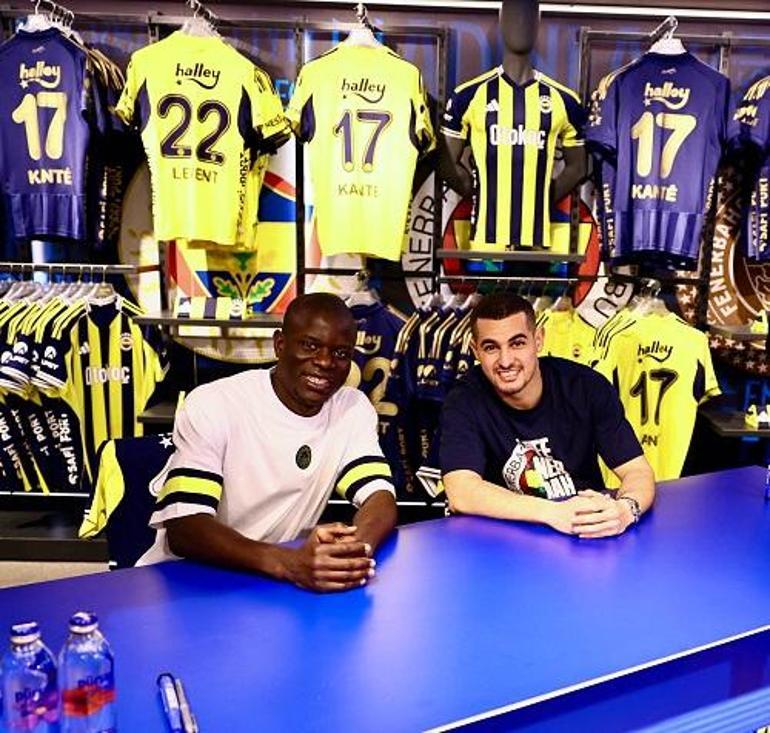 Fenerbahçeli NGolo Kante ve Levent Mercan imza gününde taraftarlarla buluştu