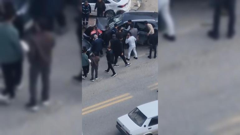 Otomobil park halindeki araçlara çarptı; kaza anı kamerada