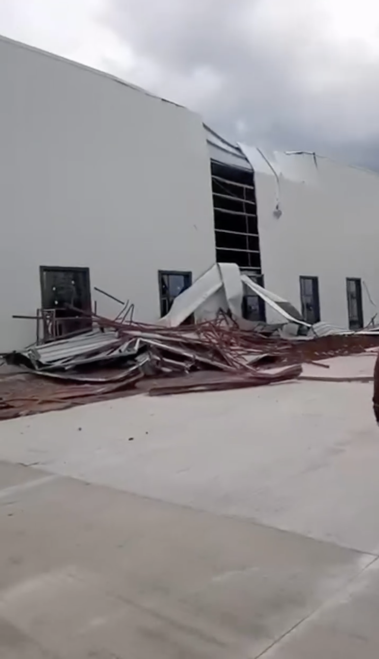 Kuvvetli rüzgar evin çatısını uçurdu; o anlar kamerada