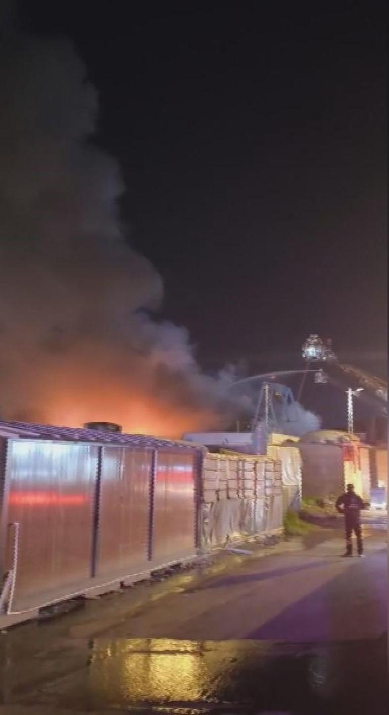 Tuzlada kumaş fabrikasında çıkan yangın söndürüldü