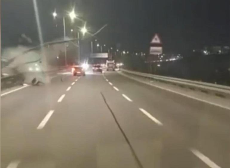 Kağıthane’de 2 otomobilin çarpışarak bariyere vurduğu anlar kamerada: 1 yaralı