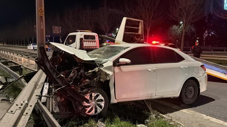 Kağıthane’de 2 otomobilin çarpışarak bariyere vurduğu anlar kamerada: 1 yaralı