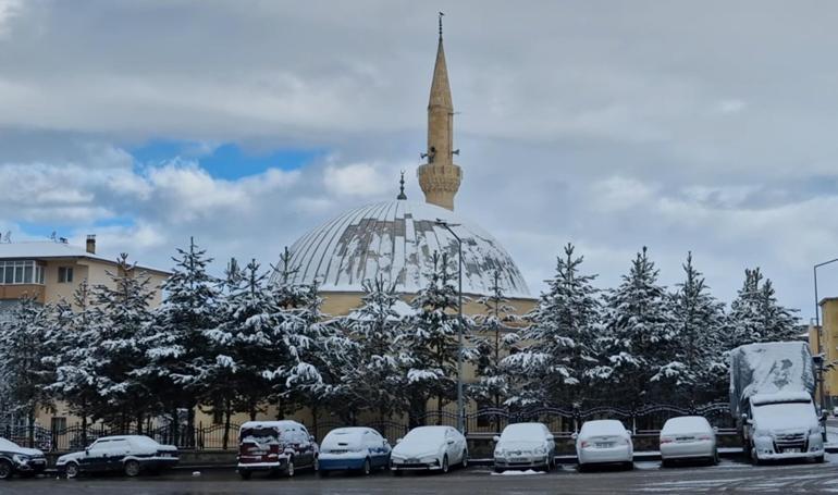 Erzurum ve Karsta kar yağışı; 73 kırsal mahalle yolu kapandı