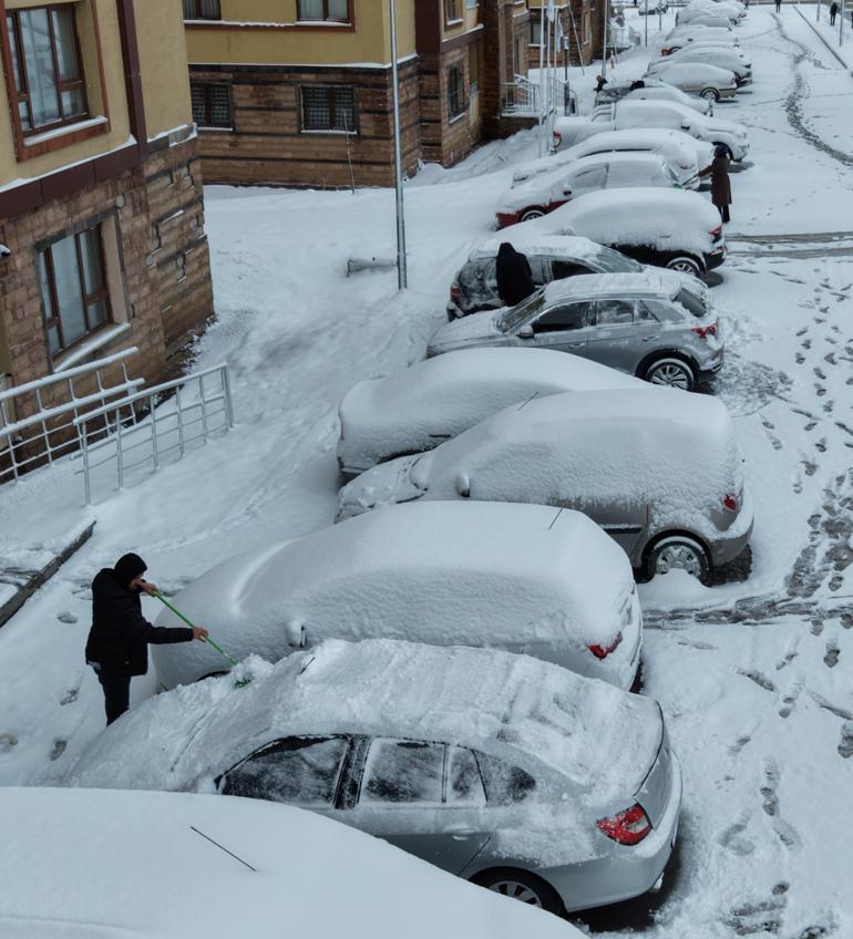 Erzurum ve Karsta kar yağışı; 73 kırsal mahalle yolu kapandı