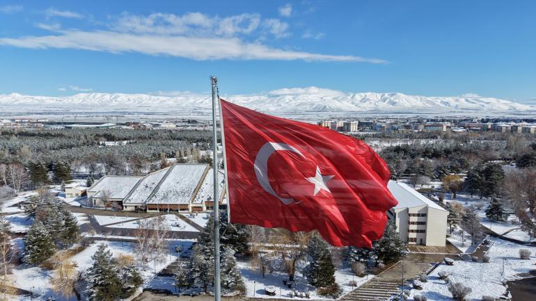 Erzurum ve Karsta kar yağışı; 73 kırsal mahalle yolu kapandı