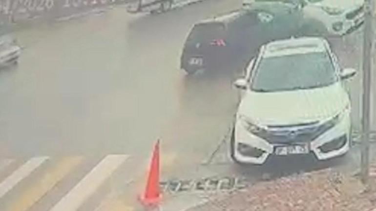 Şanlıurfa’da iki otomobilin çarpıştığı kaza kamerada; 3 yaralı