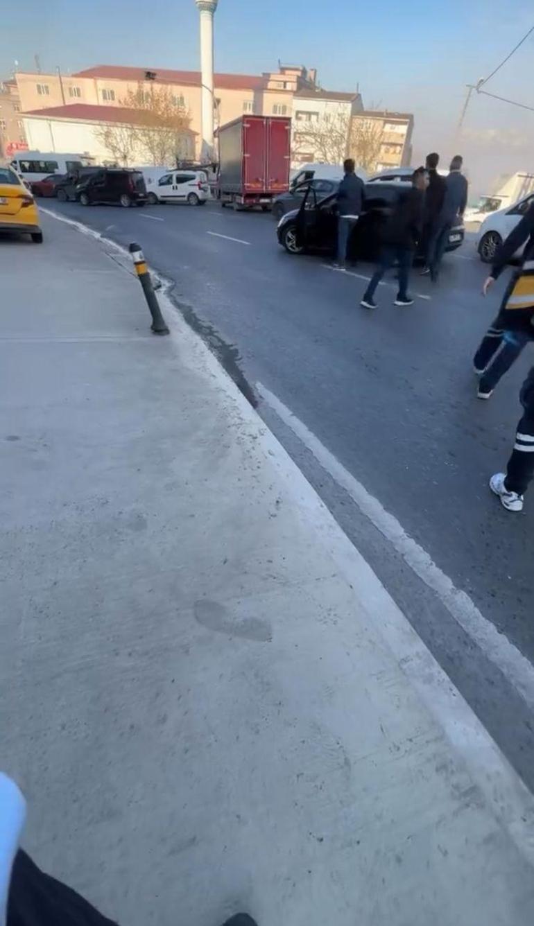 Başakşehirde kaza yapan iki sürücü arasında levyeli kavga çıktı