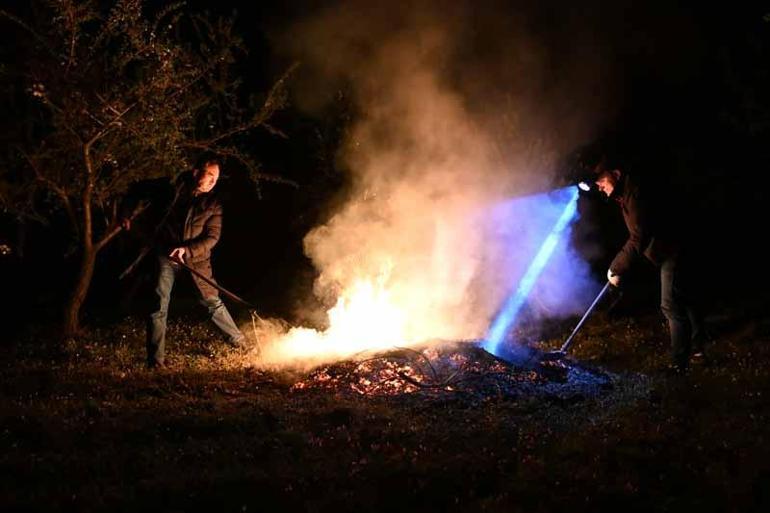 Manisa’da üreticilerden ‘zirai don nöbeti; badem ağaçlarına dumanlı koruma