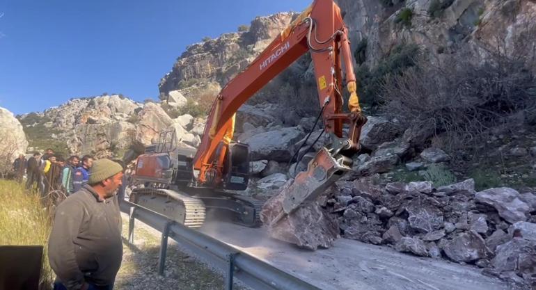 Fethiyede yamaçtan düşen kaya parçaları yolu kapattı