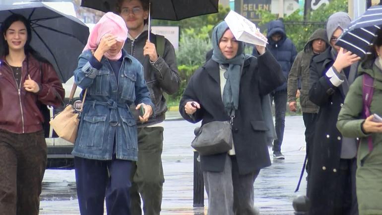 İstanbulda haftanın son iş gününde yağmur etkili oluyor