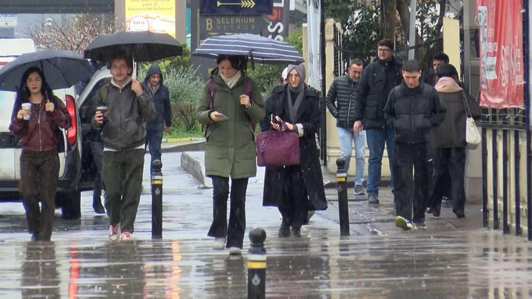 İstanbulda haftanın son iş gününde yağmur etkili oluyor