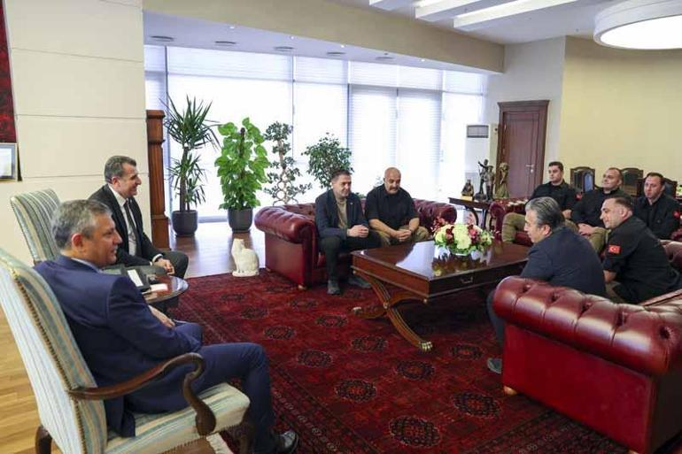 Özgür Özel, CHP Genel Merkezinde görevli polislerin gününü kutladı