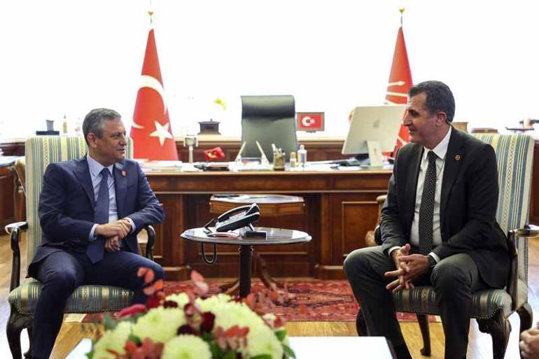 Özgür Özel, CHP Genel Merkezinde görevli polislerin gününü kutladı