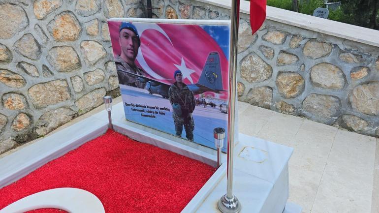 Şehidin kabrindeki minyatür heykeli çaldı; güvenlik kamerasına yakalandı