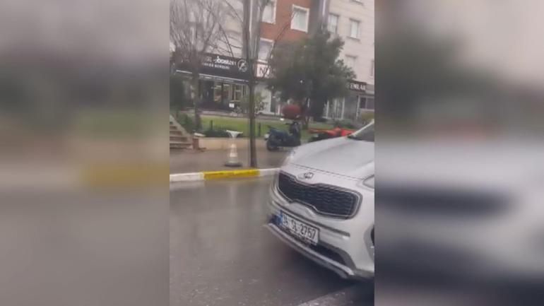 Beylikdüzünde araçta çocuğu olan kadının otomobiline saldıran sürücü kamerada
