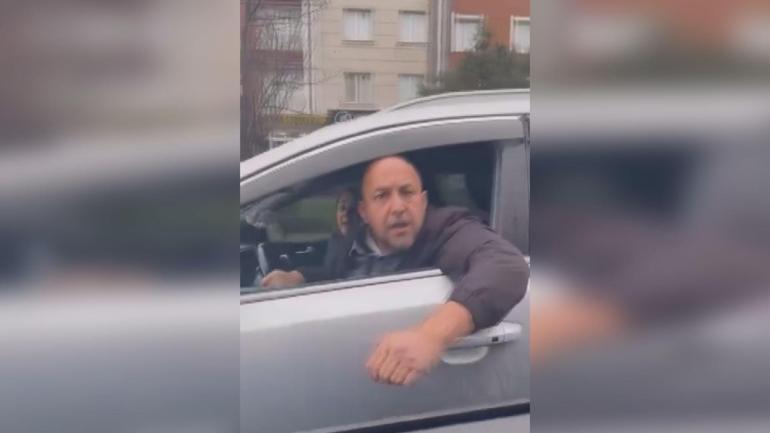 Beylikdüzünde araçta çocuğu olan kadının otomobiline saldıran sürücü kamerada