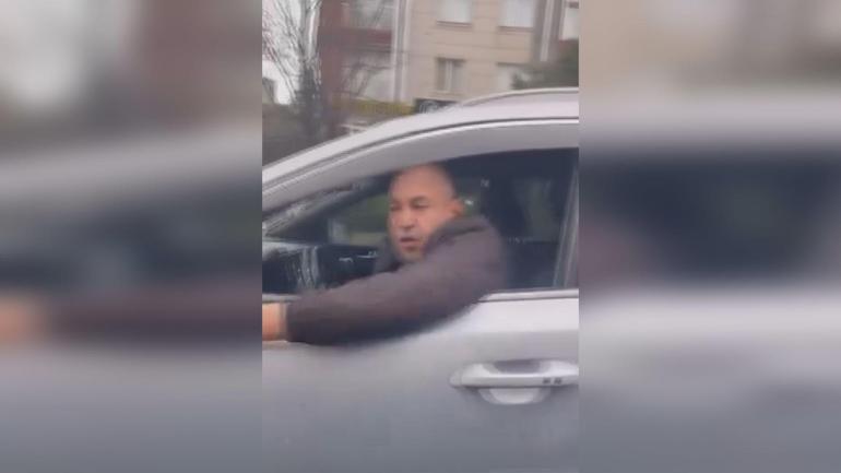 Beylikdüzünde araçta çocuğu olan kadının otomobiline saldıran sürücü kamerada