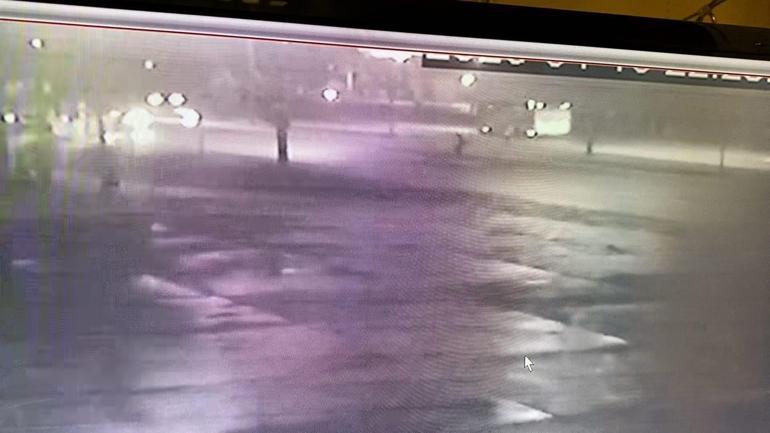 Yola düşen telefonunu almak isterken otomobilin çarptı